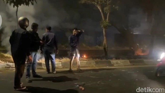 Polisi berjaga di lokasi tawuran antara geng motor dengan warga di Makassar.