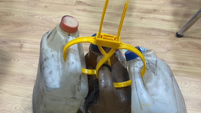 Polisi menyita chainsaw hingga bensin terkait karhutla di Rokan Hulu, Riau, Sabtu (5/9/2026).