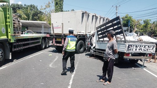 Polisi merekayasa lalu lintas akibat kecelakaan di Jalan Denpasar-Gilimanuk, tepatnya di depan Masjid Nurul Yaqin, Kecamatan Melaya, Jembrana, Sabtu (5/9/2026). (Dok. Polres Jembrana)