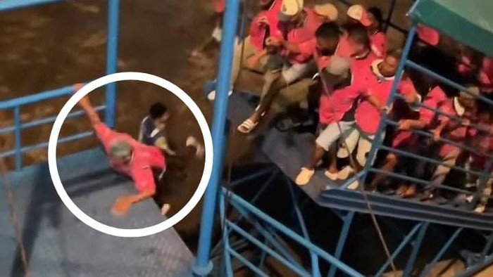Porter di Pelabuhan Yos Soedarso Ambon terjatuh dari tanggap saat berebut masuk kapal.