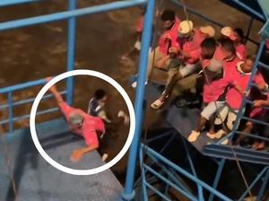 Perjuangan Horor Porter di Ambon Jatuh dari Tangga Saat Berebut Masuk Kapal