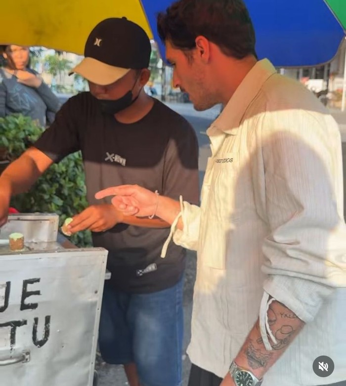Potret Chef Mathis, Teman Dekat Raisa saat Jajan Kue Putu hingga Tahu Bulat