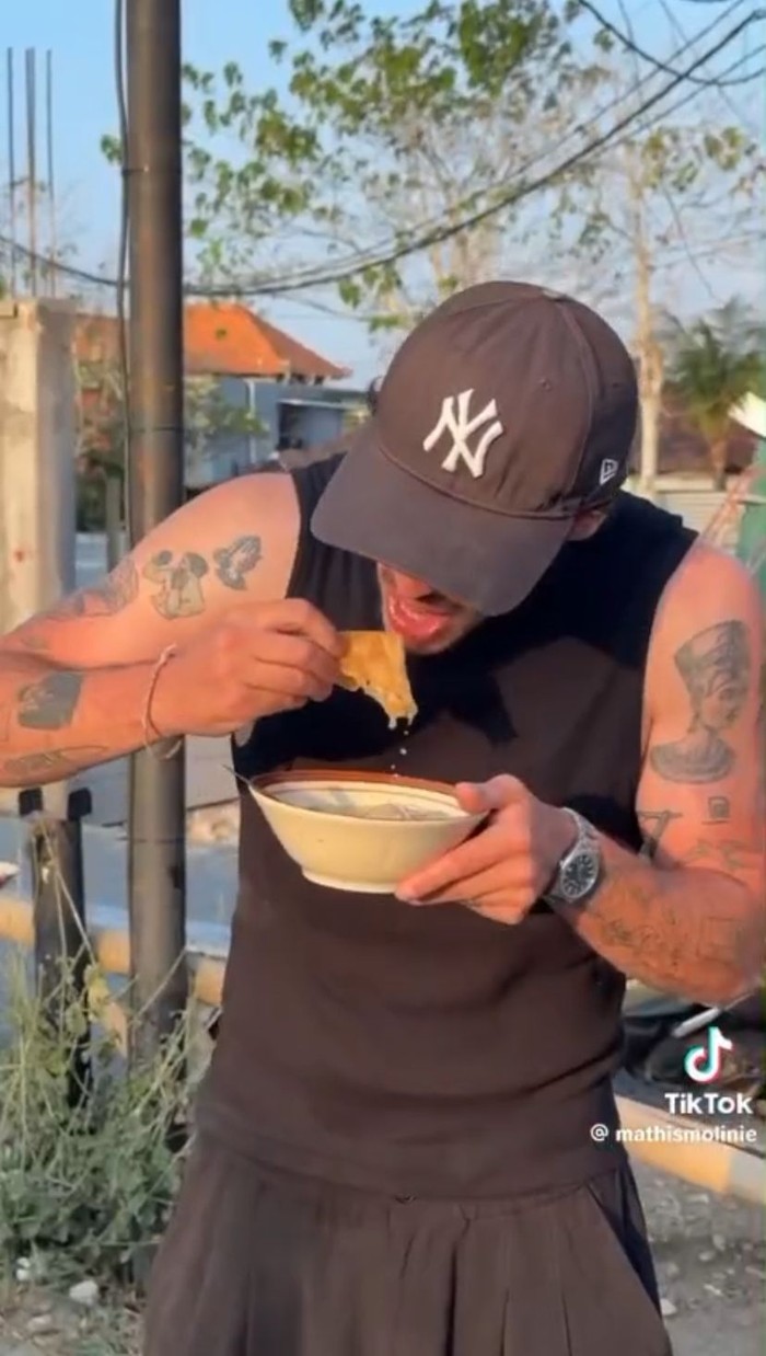 Potret Chef Mathis, Teman Dekat Raisa saat Jajan Kue Putu hingga Tahu Bulat