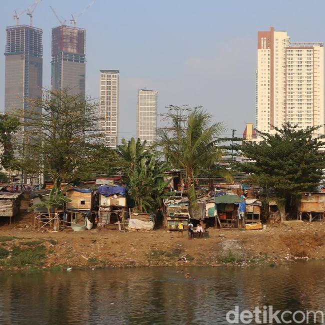 Potret Pemukiman Semi Permanen di Tengah Gemerlap Jakarta