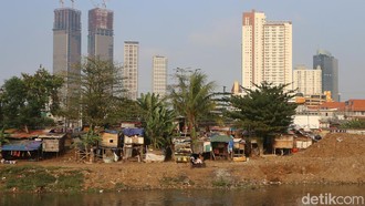 Potret Pemukiman Semi Permanen di Tengah Gemerlap Jakarta
