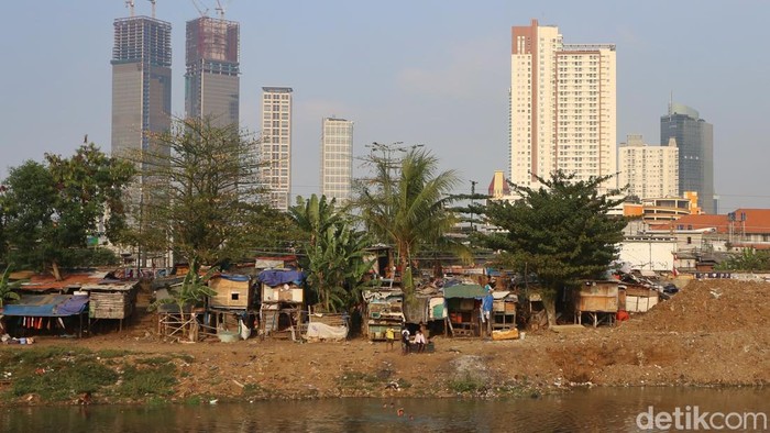 Potret Kehidupan di Pinggiran Banjir Kanal Barat Anak-anak bermain di depan gedung semi permanen di Tanah Abang, pinggiran Sungai Banjir Kanal Barat (BKB), Jakarta, Sabtu (5/9/2026), dengan deretan gedung pencakar langit terlihat di belakangnya.