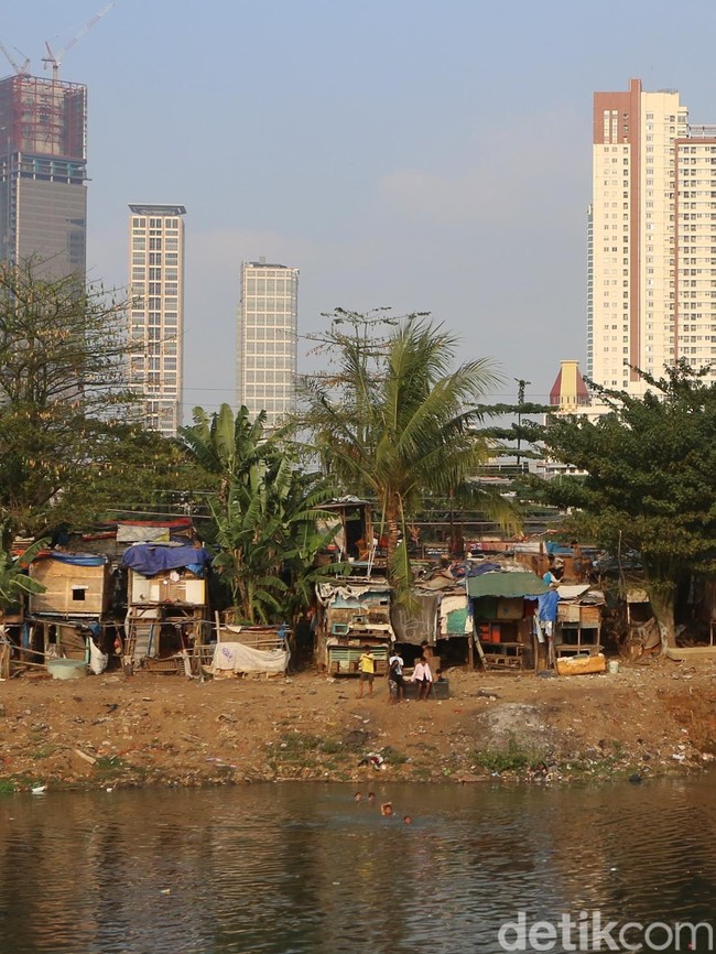 Potret Pemukiman Semi Permanen di Tengah Gemerlap Jakarta