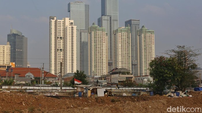 Potret Kehidupan di Pinggiran Banjir Kanal Barat Anak-anak bermain di depan gedung semi permanen di Tanah Abang, pinggiran Sungai Banjir Kanal Barat (BKB), Jakarta, Sabtu (5/9/2026), dengan deretan gedung pencakar langit terlihat di belakangnya.