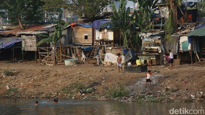 Potret Kehidupan di Pinggiran Banjir Kanal Barat Anak-anak bermain di depan gedung semi permanen di Tanah Abang, pinggiran Sungai Banjir Kanal Barat (BKB), Jakarta, Sabtu (5/9/2026), dengan deretan gedung pencakar langit terlihat di belakangnya.