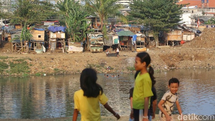 Potret Kehidupan di Pinggiran Banjir Kanal Barat Anak-anak bermain di depan gedung semi permanen di Tanah Abang, pinggiran Sungai Banjir Kanal Barat (BKB), Jakarta, Sabtu (5/9/2026), dengan deretan gedung pencakar langit terlihat di belakangnya.