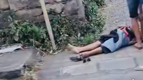 Pria terkapar di Jalan Raya Susuan, Karangasem, Sabtu (5/9/2026). (Tangkapan layar video viral)