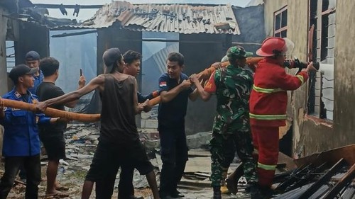 Proses pemadaman kebakaran rumah di belakang Pasar Tente, Kecamatan Woha, Kabupaten Bima, NTB, Sabtu (5/9/2026) sore. (Dok. Damkarmat Kabupaten Bima)