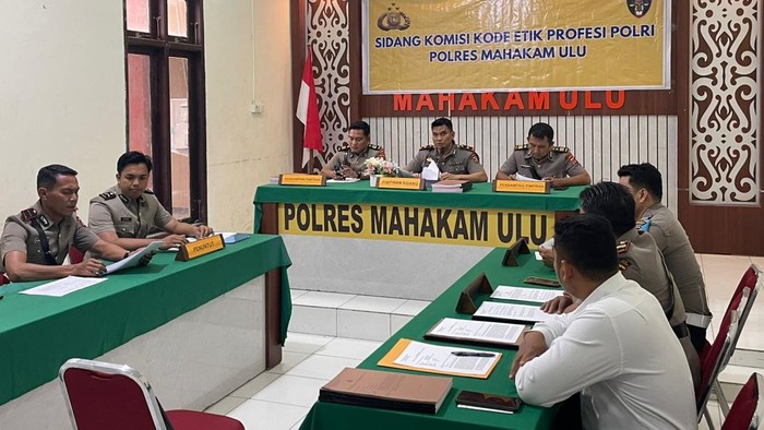 Proses sidang etik terhadap 4 anggota polisi di Polres Mahulu