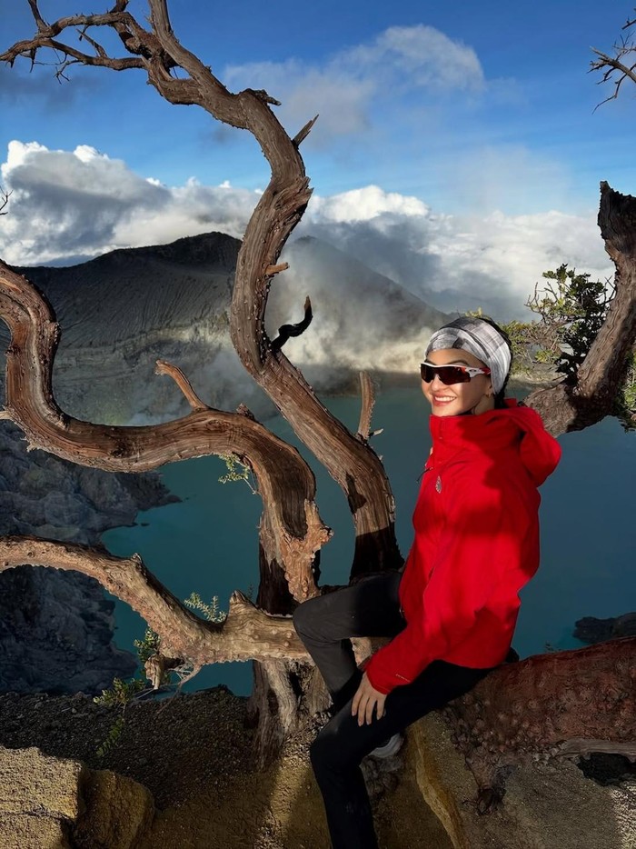 Raline Shah peluk pohon