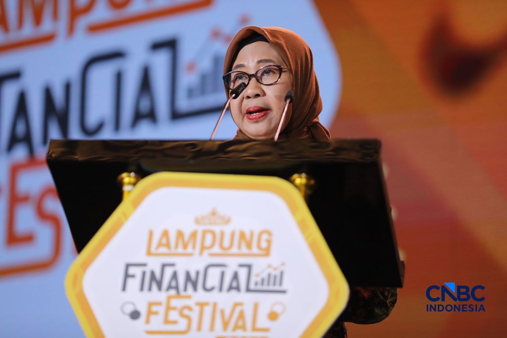 Rektor Universitas Lampung (UNILA), Lusmeilia Afriani saat menyampaikan pemaparan dalam Lampung Financial Festival di Hotel Novotel, Bandar Lampung, Sabtu (5/9/2026). (CNBC Indonesia/Tri Susilo)