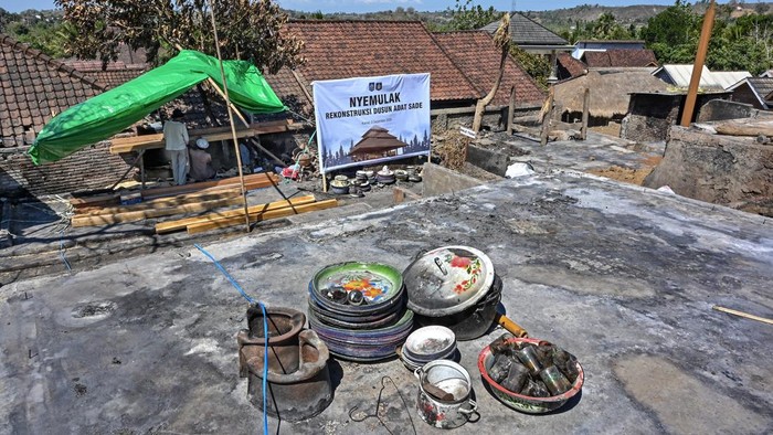 Warga memasang bambu untuk menopang tiang bangunan rumah adat pascakebaran di Desa adat Sade, Rembitan, Kecamatan Pujut, Praya, Lombok Tengah, NTB, Jumat (4/9/2026). Warga Kampung Adat Sade mulai membangun kembali rumah adat dan Masjid Sade pascakebakaran yang dimulai dengan pelaksanaan tradisi Nyemulak atau penanaman tiang dan membangun dengan konsep bentuk aslinya yang mengembalikan karakter nilai awal Kampung Adat Sade, dimana bangunan yang didirikan kembali itu bukan hanya sebagai tempat tinggal namun juga menjadi bagian dari warisan budaya Sasak yang menjadi daya tarik bagi wisatawan. ANTARA FOTO/Ahmad Subaidi/YU
