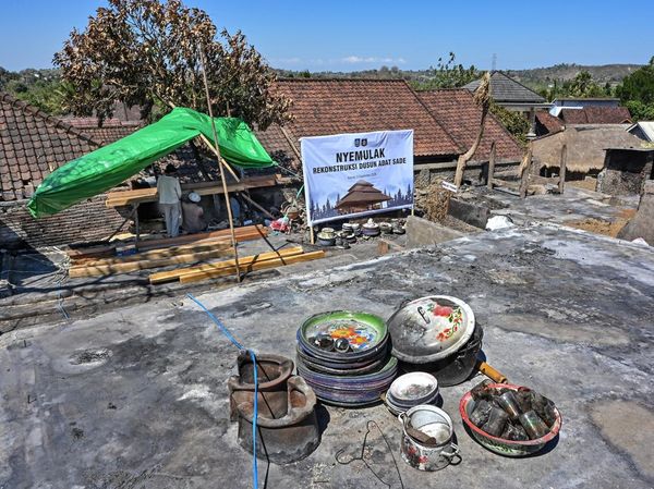 Rumah Adat Sade Dibangun Kembali Pascakebakaran