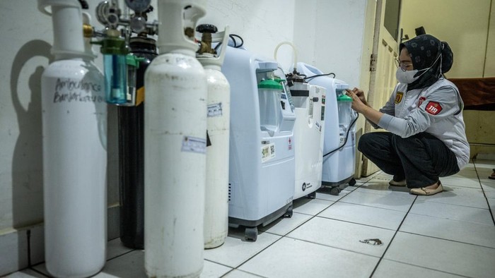 Petugas menyiapkan peralatan oksigen di rumah oksigen, Public Safety Center 911, Kantor Dinas Kesehatan Kota Banjarbaru, Banjarbaru, Kalimantan Selatan, Jumat (4/9/2026). Pemerintah Kota Banjarbaru menyiapkan layanan rumah oksigen gratis selama 24 jam sebagai pertolongan awal bagi masyarakat yang mengalami gangguan pernapasan akibat kabut asap kebakaran hutan dan lahan. ANTARA FOTO/Bayu Pratama S/YU