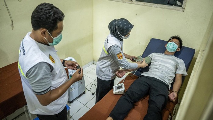 Petugas menyiapkan peralatan oksigen di rumah oksigen, Public Safety Center 911, Kantor Dinas Kesehatan Kota Banjarbaru, Banjarbaru, Kalimantan Selatan, Jumat (4/9/2026). Pemerintah Kota Banjarbaru menyiapkan layanan rumah oksigen gratis selama 24 jam sebagai pertolongan awal bagi masyarakat yang mengalami gangguan pernapasan akibat kabut asap kebakaran hutan dan lahan. ANTARA FOTO/Bayu Pratama S/YU
