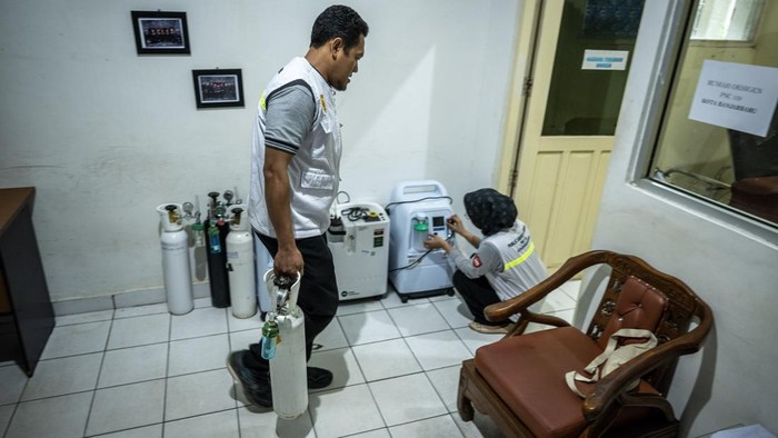 Petugas menyiapkan peralatan oksigen di rumah oksigen, Public Safety Center 911, Kantor Dinas Kesehatan Kota Banjarbaru, Banjarbaru, Kalimantan Selatan, Jumat (4/9/2026). Pemerintah Kota Banjarbaru menyiapkan layanan rumah oksigen gratis selama 24 jam sebagai pertolongan awal bagi masyarakat yang mengalami gangguan pernapasan akibat kabut asap kebakaran hutan dan lahan. ANTARA FOTO/Bayu Pratama S/YU