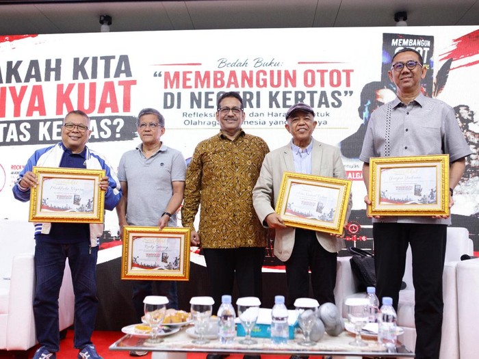 Sadik Algadri membedah buku Membangun Otot di Negeri Kertas.