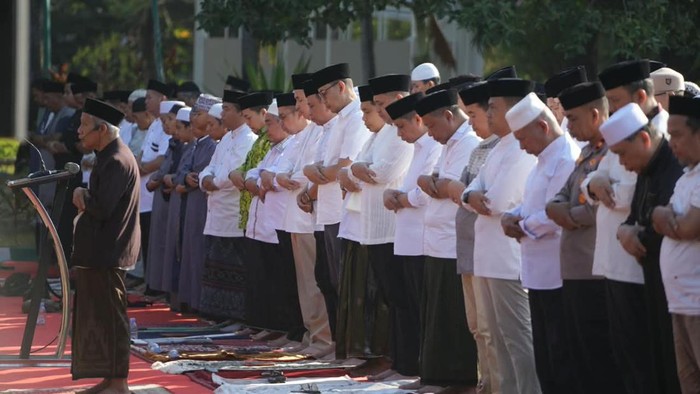 Salat Istisqa di Masjid Al Markaz Al-Islami, Makassar.