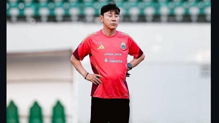 Shin Tae-yong saat memimpin Persija Jakarta dalam sesi latihan di Samarinda