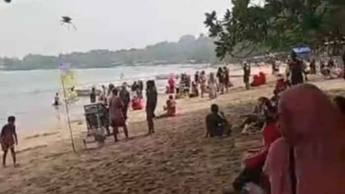Suasana Pantai Carita masih dipadati wisatawan usai Gunung Anak Krakatau mengalami erupsi. (dok ist)
