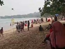 Gunung Anak Krakatau Erupsi, Wisatawan Tetap Padati Pantai Carita