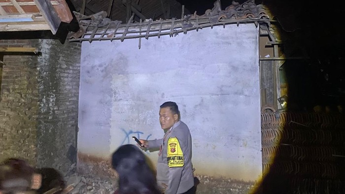Tembok rumah warga di Desa Tajur, Kecamatan Cigasong, Majalengka, ambruk akibat diterjang angin kencang.