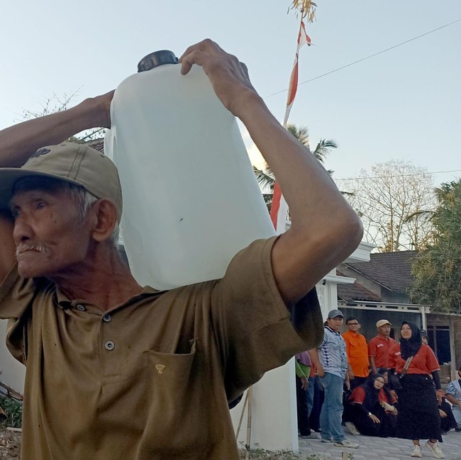 Warga Blitar Antre Dropping Air, 17 Ribu Liter Disalurkan