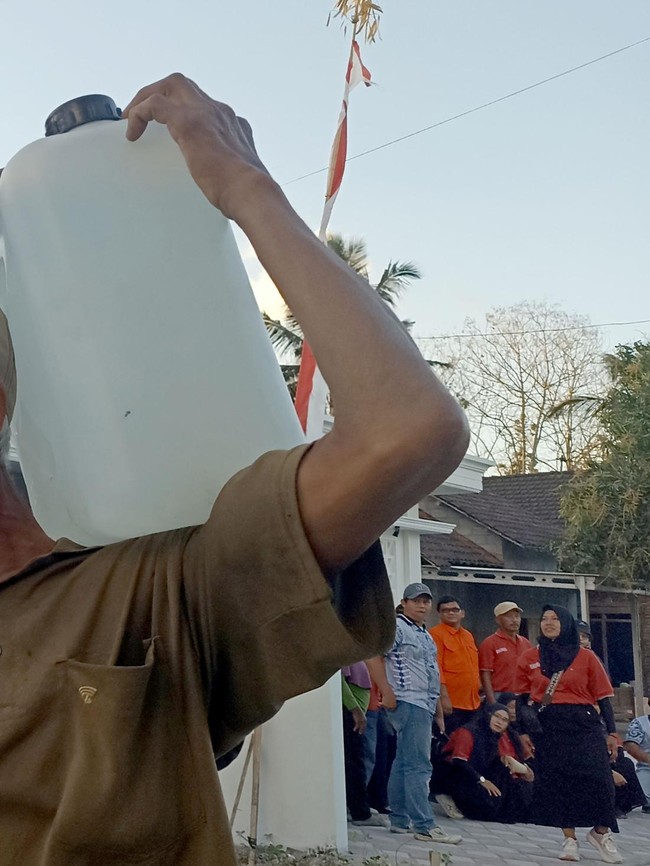 Warga Blitar Antre Dropping Air, 17 Ribu Liter Disalurkan
