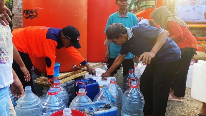 Terdampak Kemarau Panjang, Warga Blitar Berburu Air Bersih