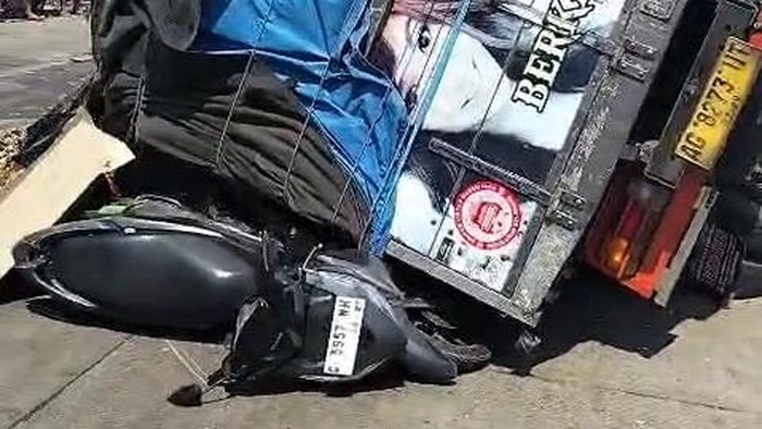 Truk terguling tewaskan dua siswi pemotor di Pantura Pemalang, Sabtu (5/9/2026).