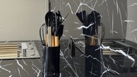 Dilihat dari dekat, Tya juga sudah menyediakan satu set alat masak untuk penghuni kosnya nanti. Semuanya didominasi warna hitam. Foto: Instagram tya_ariestya