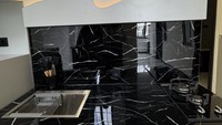 Meski mungil, dapur di kos baru Tya ini punya fasilitas yang lengkap lho! Ada bak cuci piring mini dan lemari dapur yang cukup banyak. Foto: Instagram tya_ariestya