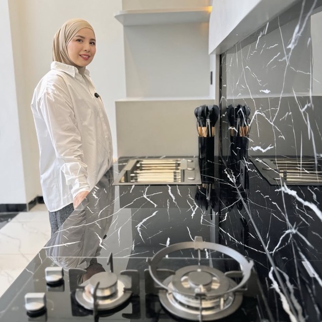 Tya Ariestya Pamer Dapur Kos Barunya, Simpel Tapi Mewah