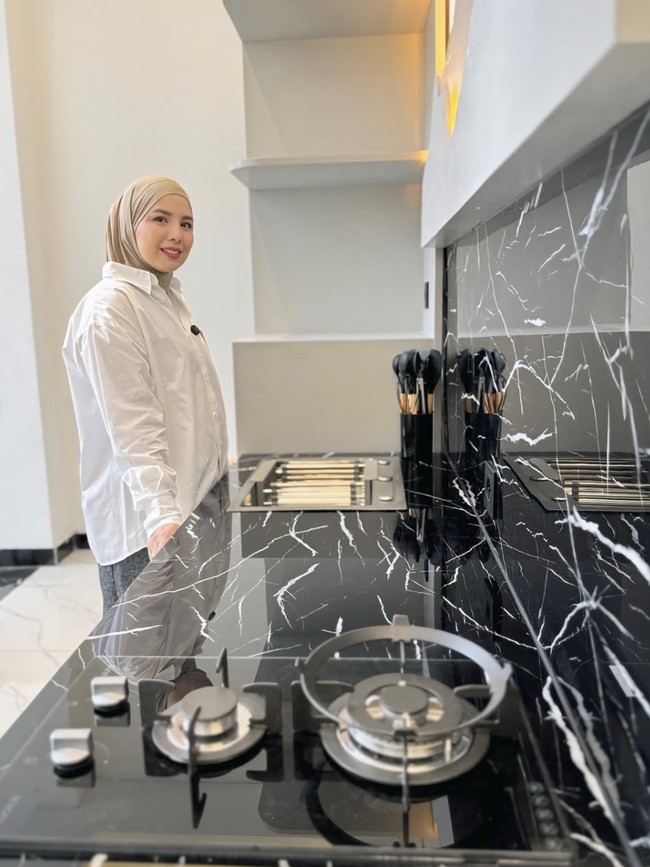 Tya Ariestya Pamer Dapur Kos Barunya, Simpel Tapi Mewah