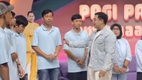 Alasan kedua (mempekerjakan sampai 30 orang) adalah, siapa yang memudahkan urusan saduaranya bentuk financial keuangan, Allah mudahkan urusan. Makanya berbagi rezeki, kita gaji, ternyata membuat rezeki kita juga makin banyak, jelas Ustaz Riza mengambil dari sebuah hadis. Foto: Instagram @ustdzrizamuhammad