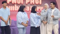 Ustaz Riza Muhammad dan Indri Giana tinggal di atas lahan yang mempunyai tiga bangunan, yakni rumah utama, kedua, dan kantor. Jadi 30 itu dengan karyawan. Suami aku OCD, gak bisa dia lihat berantakan, kata Indri Giana, istri Riza Muhammad. Foto: Instagram @ustdzrizamuhammad
