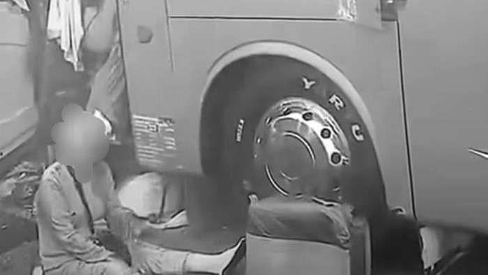 Video viral kecelakaan yang melibatkan bus DAMRI dan Bus ALS di tol Palindra