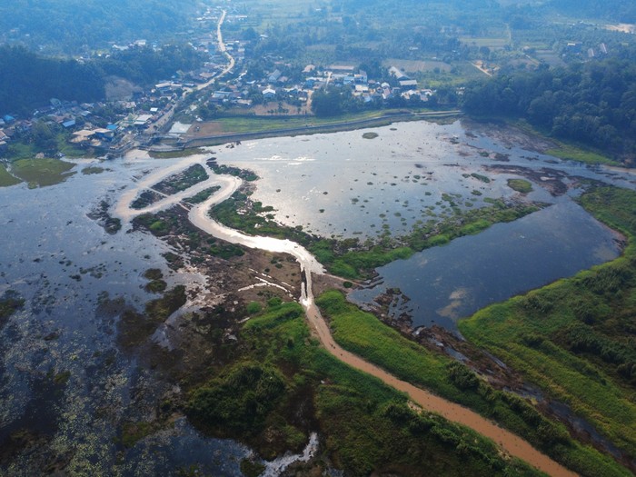 Foto udara kondisi bendungan mengering di Waduk Benanga Lempake, Samarinda, Kalimantan Timur, Sabtu (5/9/2026). Menurut petugas Balai Wilayah Sungai (BWS) Kalimantan IV, dalam sepekan terakhir debit air Waduk Benanga Lempake mengalami penyusutan menjadi 6,80 mdpl dari sebelumnya 7,20 mdpl dan saat ini tidak dapat mengaliri saluran irigasi dan menyuplai kebutuhan air baku di wilayah Samarinda dan sekitarnya. ANTARA FOTO/Angga Palguna/agr