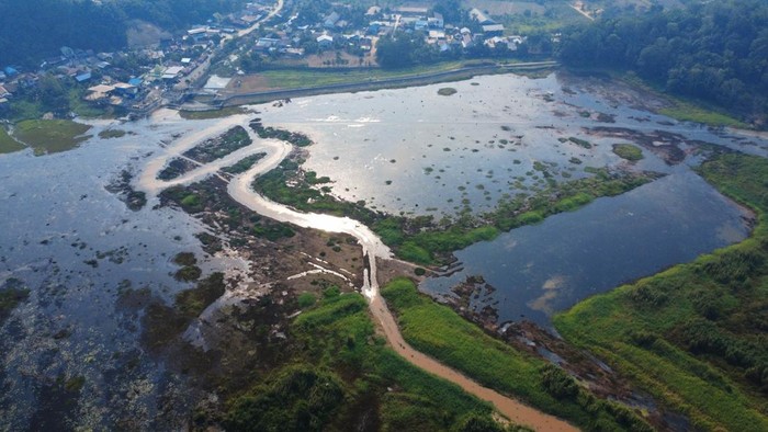 Foto udara kondisi bendungan mengering di Waduk Benanga Lempake, Samarinda, Kalimantan Timur, Sabtu (5/9/2026). Menurut petugas Balai Wilayah Sungai (BWS) Kalimantan IV, dalam sepekan terakhir debit air Waduk Benanga Lempake mengalami penyusutan menjadi 6,80 mdpl dari sebelumnya 7,20 mdpl dan saat ini tidak dapat mengaliri saluran irigasi dan menyuplai kebutuhan air baku di wilayah Samarinda dan sekitarnya. ANTARA FOTO/Angga Palguna/agr