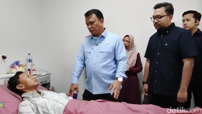 Wakil Kepala BGN, Mayjen TNI Trenggono didampingi Wabup Nganjuk Trihandy Cahyo Saputro menjenguk korban keracunan MBG