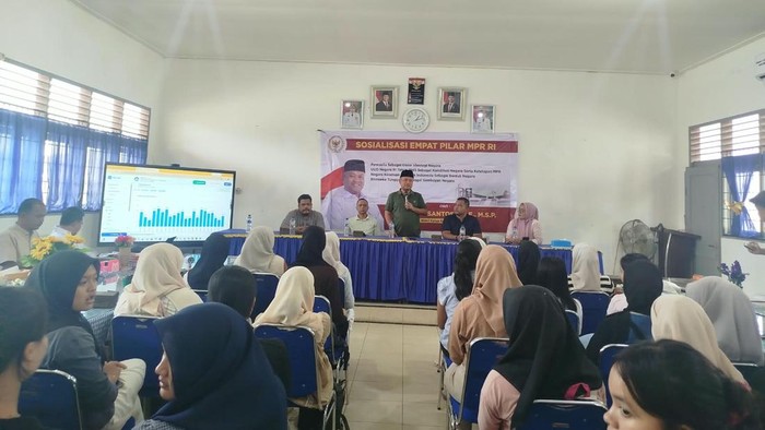 Wakil Ketua Komisi XIII DPR RI Sugiat Santoso bertemu pelajar SMA kelas XII di Kabupaten Langkat (Foto: dok. pribadi)