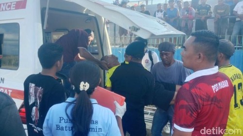 Wasit bernama Fredi dievakuasi menggunakan ambulans setelah dipukul pelatih seusai memimpin pertandingan Open Turnamen PSSI Cup II Manggarai Barat 2026 di Stadion Ora Flobamorata, Labuan Bajo. Manggarai Barat, Jumat (4/9/2026) sore. (Dok. Milano)