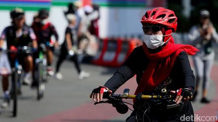 Abu Gunung Anak Krakatau Sampai Jakarta, Warga CFD Bundaran HI Bermasker