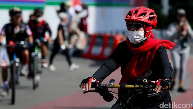 Abu Gunung Anak Krakatau Sampai Jakarta, Warga CFD Bundaran HI Bermasker