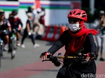 Abu Gunung Anak Krakatau Sampai Jakarta, Warga CFD Bundaran HI Bermasker