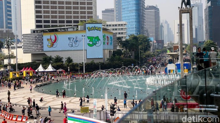 Warga berolahraga di kawasan CFD Sudirman-Thamrin, Jakarta, Minggu (6/9/2026). Menyebarnya abu vulkanik erupsi Gunung Anak Krakatau membuat sebagian pengunjung CFD memakai masker.